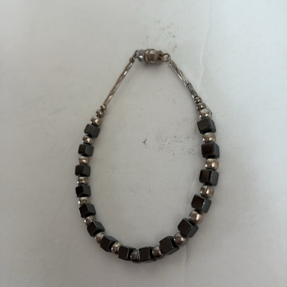 Bracelet alternating cubes hematite and silver beads with barrel clasp close - Picture 11 of 12